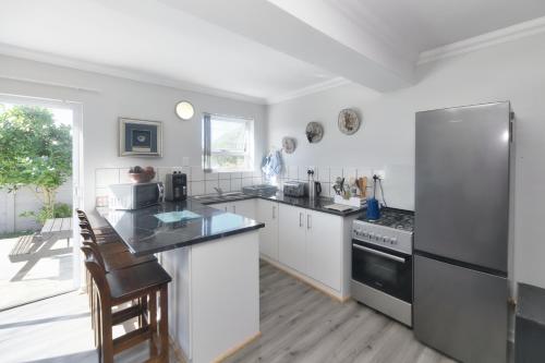 Dapur atau dapur kecil di Redsky self catering Agulhas