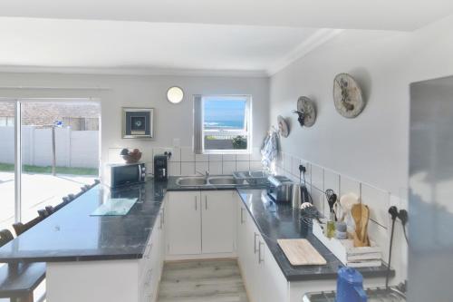 Dapur atau dapur kecil di Redsky self catering Agulhas