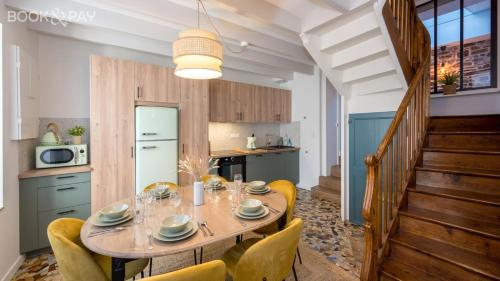 Una cocina y un comedor con mesa y sillas. en ty mamgoz, en Binic
