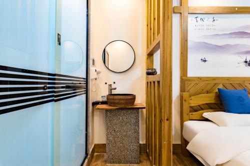 Floral Hotel Furong Town Qichi Innにあるベッド