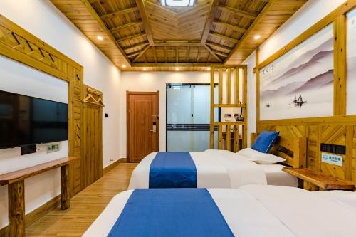 Floral Hotel Furong Town Qichi Innにあるベッド