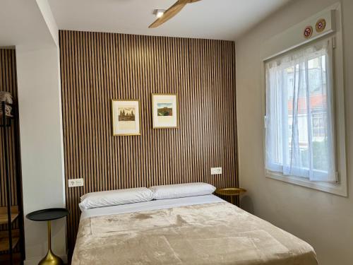 a bedroom with a bed and a window at Oak Home - Oakplaces in León