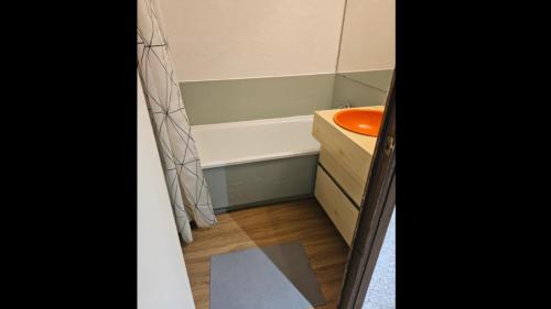 a bathroom with a tub and a sink and a toilet at Piolit andCo - Studio vue montagne in Ancelle
