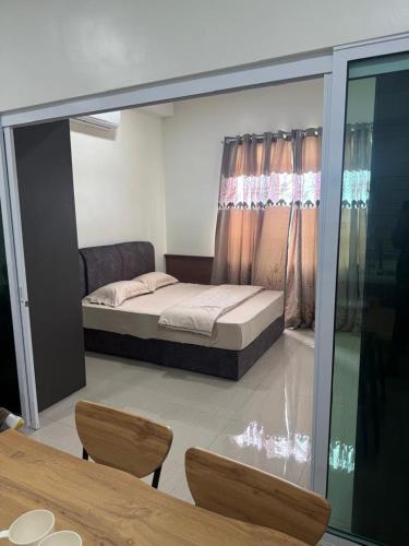 Ένα ή περισσότερα κρεβάτια σε δωμάτιο στο NILAI HOMESTAY ROOFTOP SKYWALK at MESAHILL PREMIER by STAY COZY