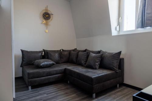 a black leather couch in a living room at SEE - Gare de Marly in Valenciennes