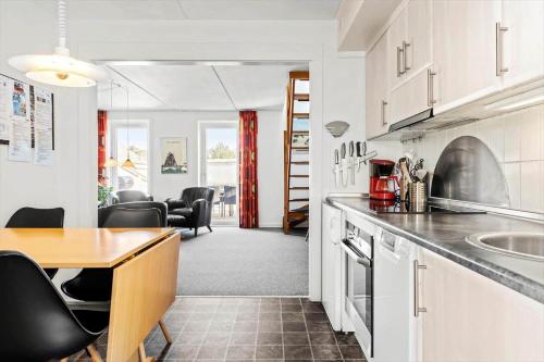 Una cocina con una mesa y un comedor. en 0412-Romo-Vestergade-115-Ap-53, en Sønderby