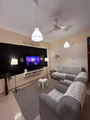 Μια τηλεόραση ή/και κέντρο ψυχαγωγίας στο Electrifying 2 BHK Getaway