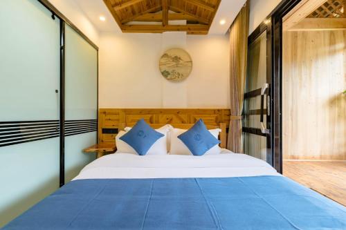Floral Hotel Furong Town Qichi Innにあるベッド