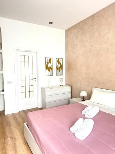 Кровать или кровати в номере Maddalena Means Home