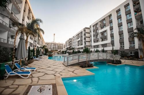 una piscina al centro di un edificio di Fanadir Bay Aquapark All inclusive resort a Hurghada