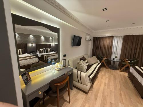 une chambre d'hôtel avec un lit et un salon dans l'établissement The PeraPort Hotel, à Istanbul