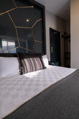 Postel nebo postele na pokoji v ubytování Lucky Monkey Midi Hotel