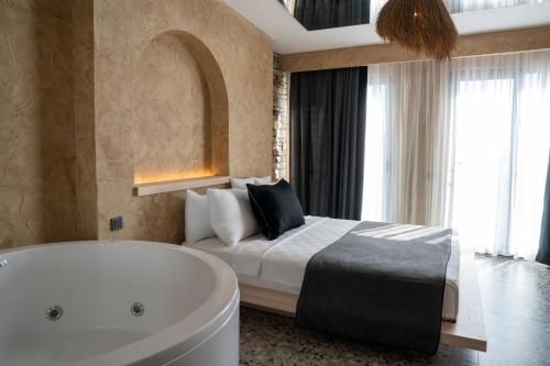 Postel nebo postele na pokoji v ubytování Lucky Monkey Midi Hotel