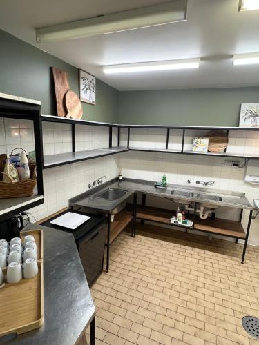 Sails Motel Geraldtonにあるキッチンまたは簡易キッチン