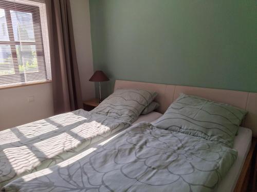 a bedroom with two twin beds and a window at Hofmann's Ferienwohnung in Bad Neuenahr-Ahrweiler