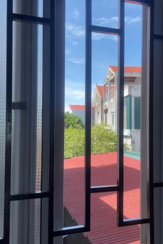 ドンホイにあるHanh Thông Homestayの赤い床が見える開いた窓