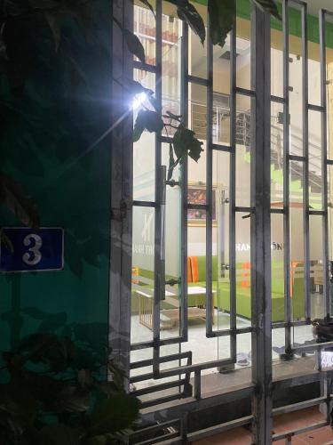 ドンホイにあるHanh Thông Homestayの窓