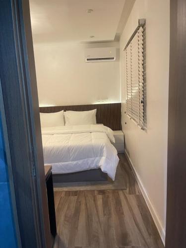 a small bedroom with a bed and a window at Modern 2-Bedroom Apt in Lifecamp in Tungan Daudu
