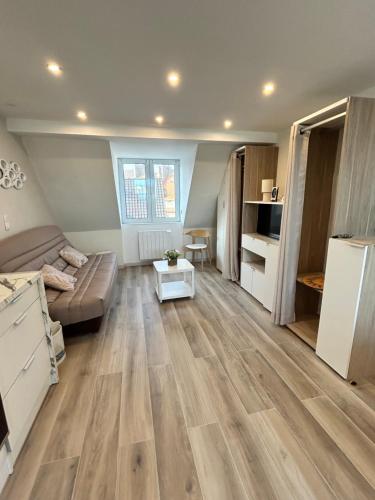 a living room with a couch and a kitchen at Appartement Duplex -Vue sur mer- à 100 m de la plage in Le Portel