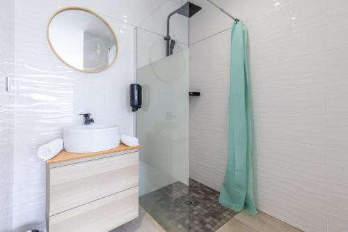 ein Badezimmer mit Waschbecken und Dusche in der Unterkunft La Beaumière #Piscine#Garage in Ceyrat