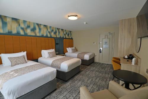 Postel nebo postele na pokoji v ubytování The Maiden City Hotel
