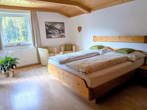 une chambre avec un grand lit dans une pièce dans l'établissement Appartement Ripper, à Saalbach-Hinterglemm
