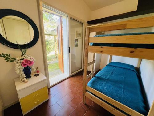 ビビオーネにあるLovely villa with spacious gardenの二段ベッドと鏡のある寝室