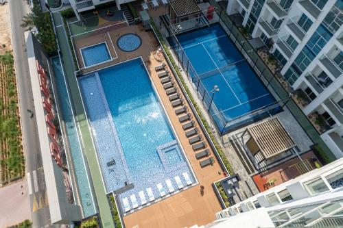 Vogue Vacation Homes, Al Furjan Pearlz by Danube near Ibn Battuta Mall, Three Bedroom plus Kids room Apartment with Balcony and Private pool, Access to all Amenities, Walkable to Al Furjan Metro Station