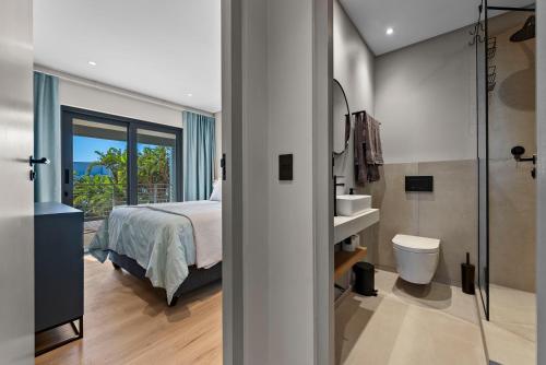 Ένα μπάνιο στο ocean12 Guesthouse Sunset Beach