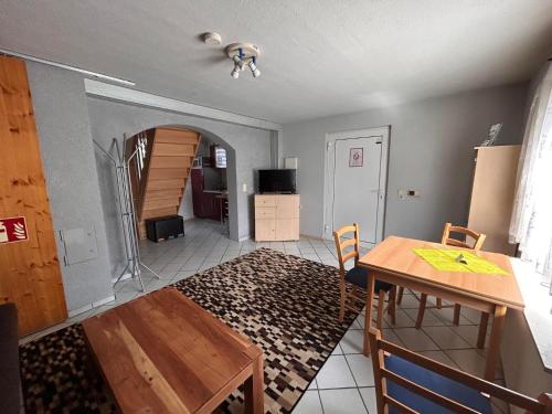 a living room with a table and a dining room at Gästehaus Im Unnerdorf 