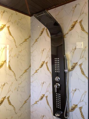 a complimentary shower in a bathroom with a blackeless at Barn Hills in Ella