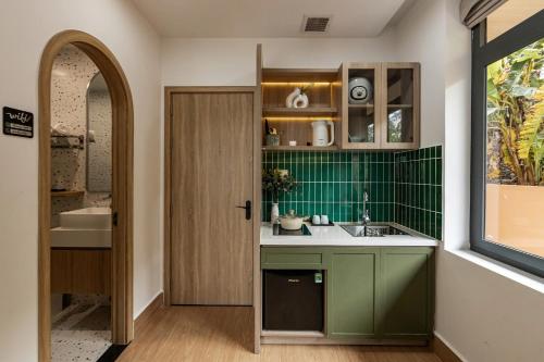 ダラットにあるAlmira Home Da Latの緑のタイルを使用したキッチン(シンク付)