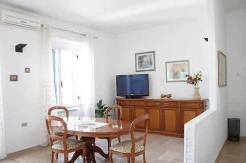 Televisyen dan/atau pusat hiburan di GuestHost - Cozy Apartment in Grumo Appula