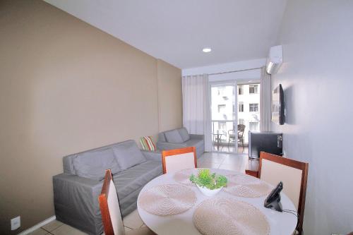 a living room with a table and a couch at Conforto! Localização Imbatível em Copacabana U054 in Rio de Janeiro