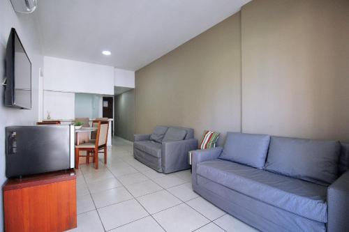 a living room with a couch and a tv at Conforto! Localização Imbatível em Copacabana U054 in Rio de Janeiro