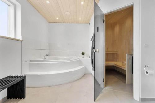 Koupelna v ubytování LK1227-Lokken-Augustvej-7