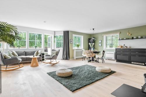 Posezení v ubytování Stylish 2BR Retreat with Sauna & Large Terrace