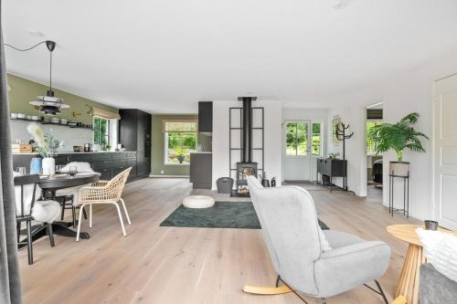 Posezení v ubytování Stylish 2BR Retreat with Sauna & Large Terrace