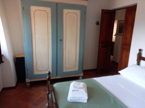 a room with a bed and two doors in a room at La casa di MonAmì in Spello