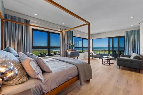 Ένα ή περισσότερα κρεβάτια σε δωμάτιο στο ocean12 Guesthouse Sunset Beach