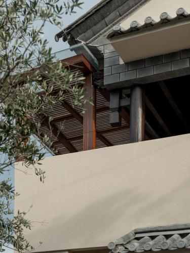 a view of a house from above a wall at Dali Zhi'an Hotel in Dali Ancient Town