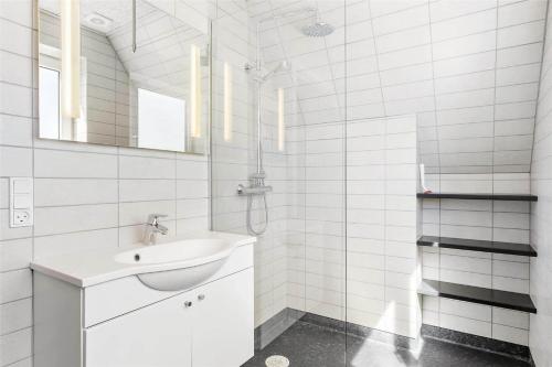 Koupelna v ubytování LK683-Lokken-Sdr-Strandvej-5-B-1-sal