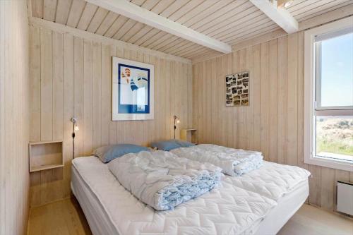 a bedroom with a large white bed in a room at LK1985-Lokken-Monasvej-24 in Løkken