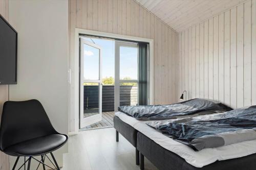 Una cama o camas en una habitación de LK2078-Lokken-Engdraget-8