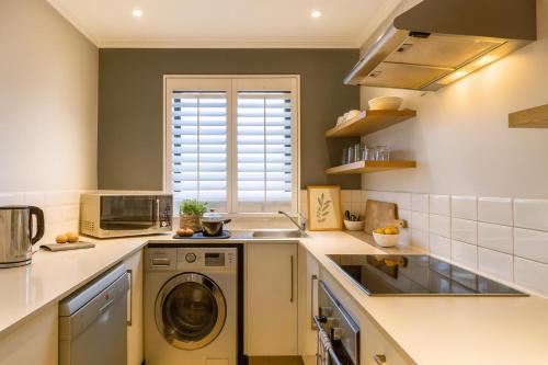 Una cocina o zona de cocina en The Max Hotel Sandton