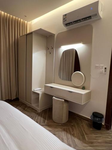 شقه فاخره تتكون من غرفه وصاله في حفر الباطن: غرفة فندق مع سرير ومرآة