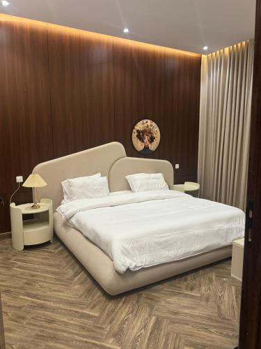 شقه فاخره تتكون من غرفه وصاله في حفر الباطن: غرفة نوم بسرير كبير مع ملاءات بيضاء