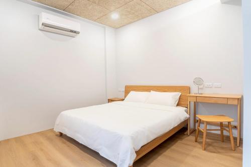 Ένα ή περισσότερα κρεβάτια σε δωμάτιο στο 浪浪別館 Lang lang retreat