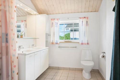 Koupelna v ubytování LK324-Lokken-Diget-29