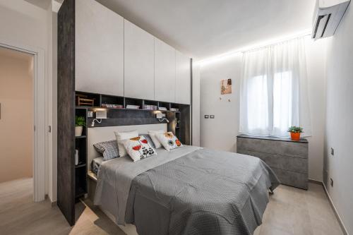 Un dormitorio con una cama grande y una ventana. en La Maisonette del Crist0, en Sorbara